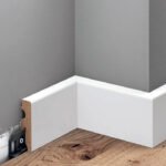 Balta MDF grindjuostė 5,8 cm aukščio