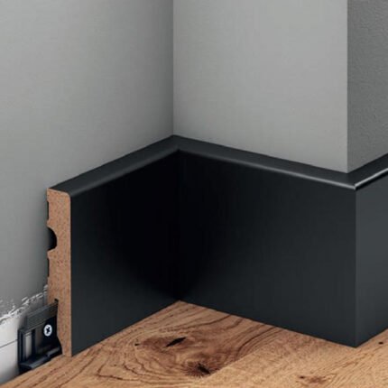 Juodos MDF grindjuostės 6 cm aukščio. Pagrindinė nuotrauka