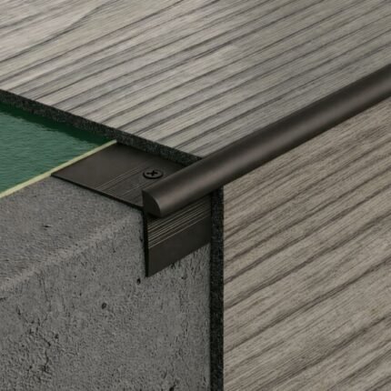 Juodas profilis vinilinei dangai