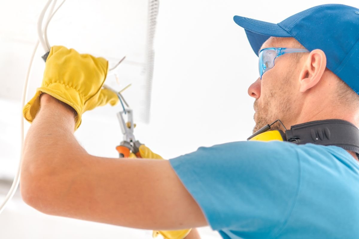 LED lubų apšvietimo juostos montavimas